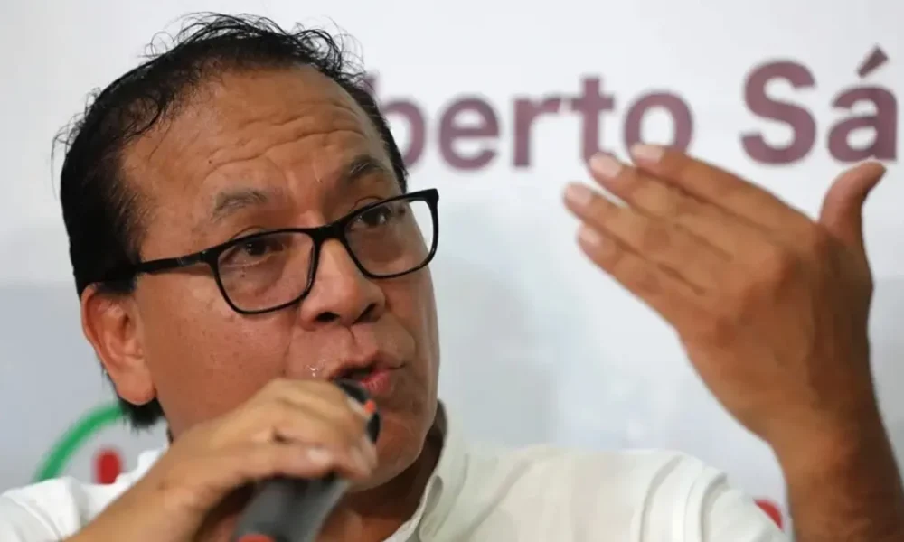 Roberto Sánchez — Un hombre habla frente a un micrófono en el marco de la denuncia sobre las impugnaciones de mesas de votación en Perú. Foto de: news.google.com