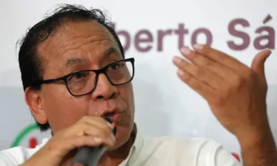 Roberto Sánchez — Un hombre habla frente a un micrófono en el marco de la denuncia sobre las impugnaciones de mesas de votación en Perú. Foto de: news.google.com