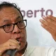 Roberto Sánchez — Un hombre habla frente a un micrófono en el marco de la denuncia sobre las impugnaciones de mesas de votación en Perú. Foto de: news.google.com