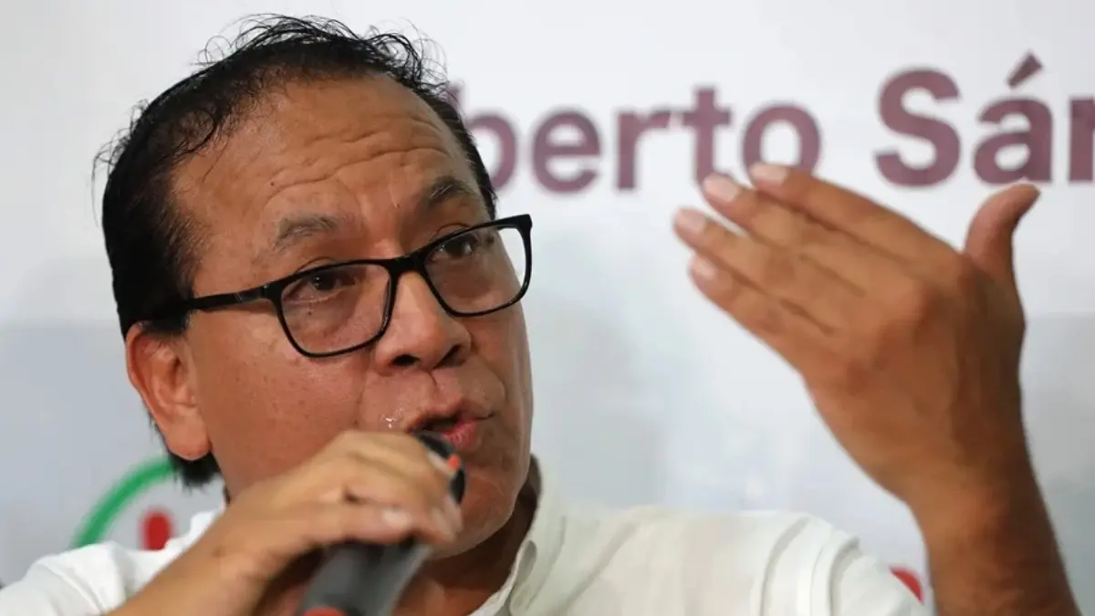 Roberto Sánchez — Un hombre habla frente a un micrófono en el marco de la denuncia sobre las impugnaciones de mesas de votación en Perú. Foto de: news.google.com