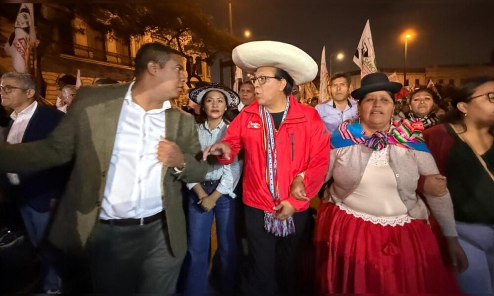 Roberto Sánchez y manifestantes se reúnen en una movilización para exigir justicia electoral. Foto de: La República