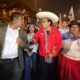 Roberto Sánchez y manifestantes se reúnen en una movilización para exigir justicia electoral. Foto de: La República