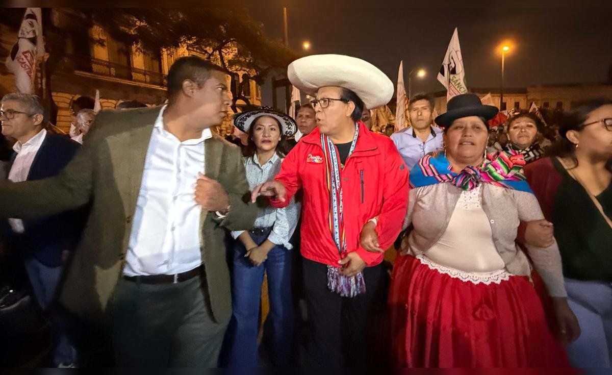 Roberto Sánchez y manifestantes se reúnen en una movilización para exigir justicia electoral. Foto de: La República