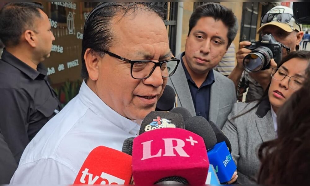 Roberto Sánchez ofrece declaraciones ante la prensa sobre los pedidos de nulidad en el marco del proceso judicial. Foto de: La República