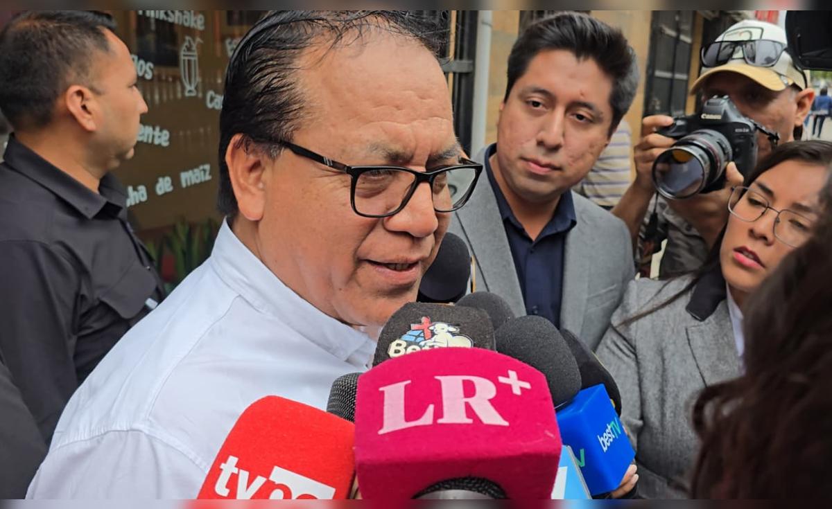 Roberto Sánchez ofrece declaraciones ante la prensa sobre los pedidos de nulidad en el marco del proceso judicial. Foto de: La República