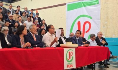 Roberto Sánchez — Durante un evento político, los líderes del movimiento Juntos por Perú presentan el nuevo plan de gobierno improvisado. Foto de: Perú21