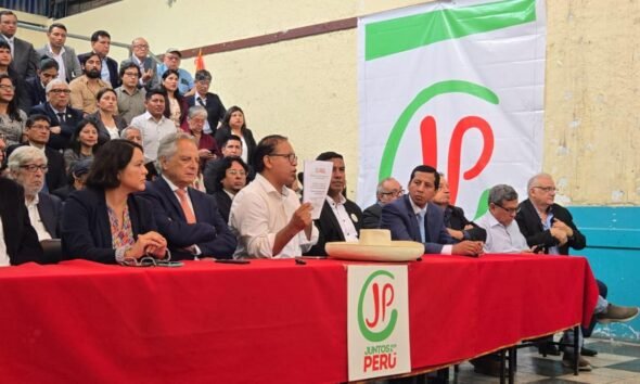 Roberto Sánchez — Durante un evento político, los líderes del movimiento Juntos por Perú presentan el nuevo plan de gobierno improvisado. Foto de: Perú21