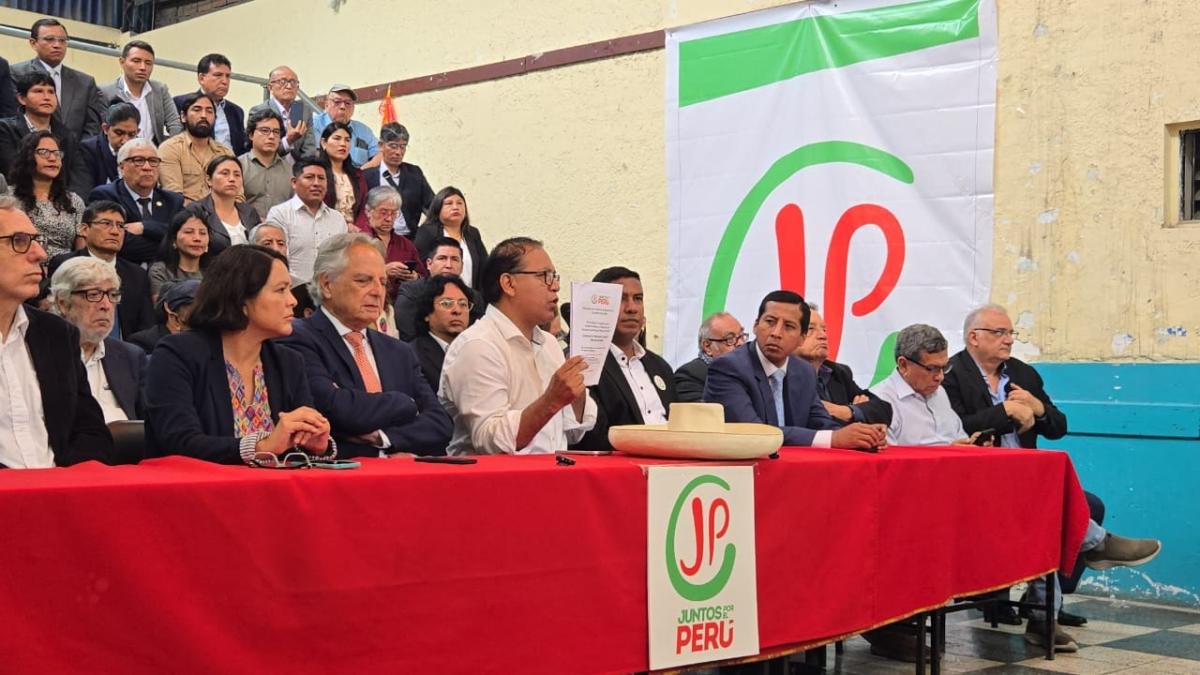 Roberto Sánchez — Durante un evento político, los líderes del movimiento Juntos por Perú presentan el nuevo plan de gobierno improvisado. Foto de: Perú21