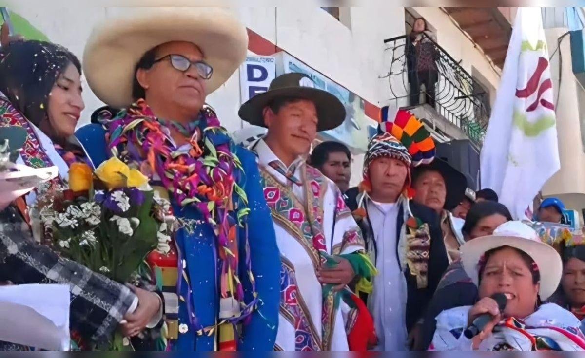 Roberto Sánchez — Representantes y simpatizantes de la agrupación política recorren las calles de Cusco durante el periodo de protestas por los resultados electorales. Foto de: La República