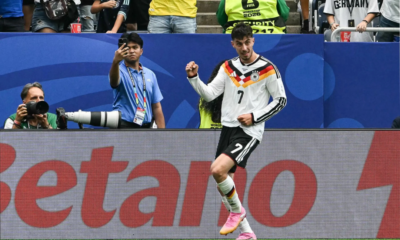 Selección alemana — El futbolista Kostas Tsimikas con la camiseta de Grecia celebra una jugada frente a una valla publicitaria de Betano. Foto de: Perú21