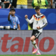 Selección alemana — El futbolista Kostas Tsimikas con la camiseta de Grecia celebra una jugada frente a una valla publicitaria de Betano. Foto de: Perú21