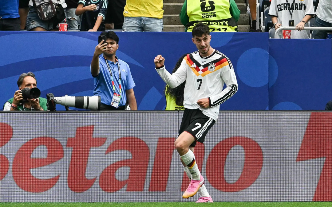 Selección alemana — El futbolista Kostas Tsimikas con la camiseta de Grecia celebra una jugada frente a una valla publicitaria de Betano. Foto de: Perú21