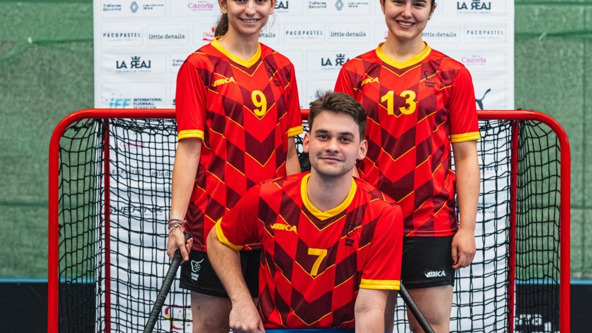 San Lorenzo — Los jugadores Sara Martínez, Astrid Olson y Adrián Íñigo representan a la selección española de floorball en el Mundial. Foto de: Marca