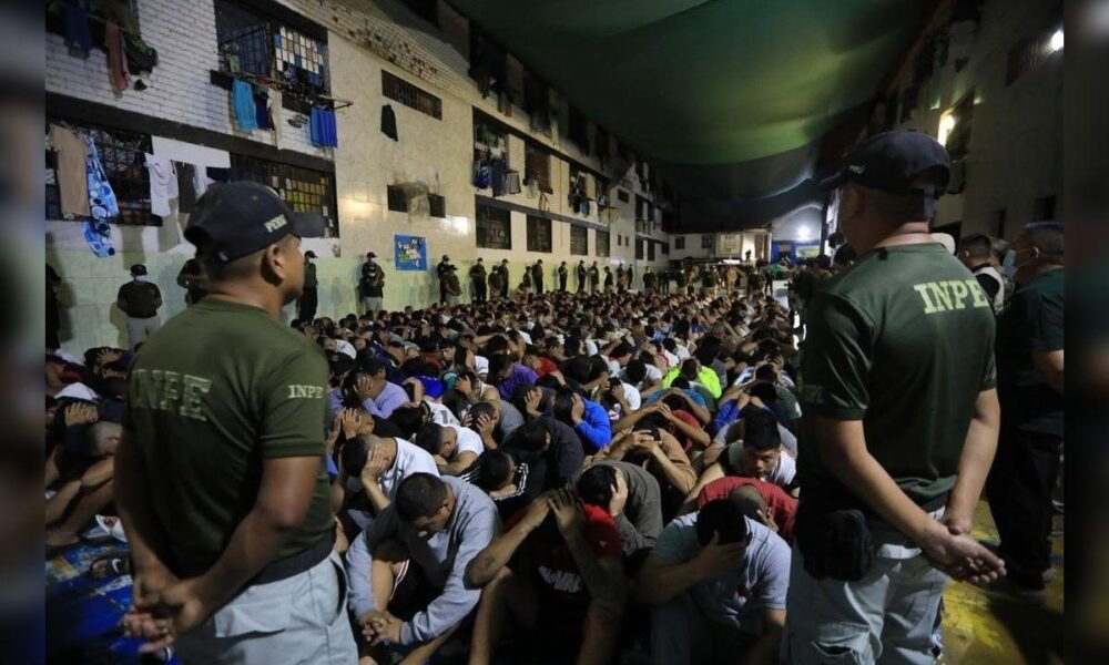 sobrepoblación cárceles Perú — Cientos de personas permanecen en un espacio reducido y sobrepoblado mientras agentes de seguridad vigilan el área. Foto de: La República