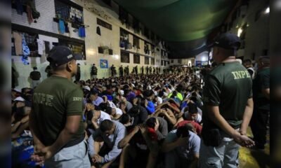 sobrepoblación cárceles Perú — Cientos de personas permanecen en un espacio reducido y sobrepoblado mientras agentes de seguridad vigilan el área. Foto de: La República