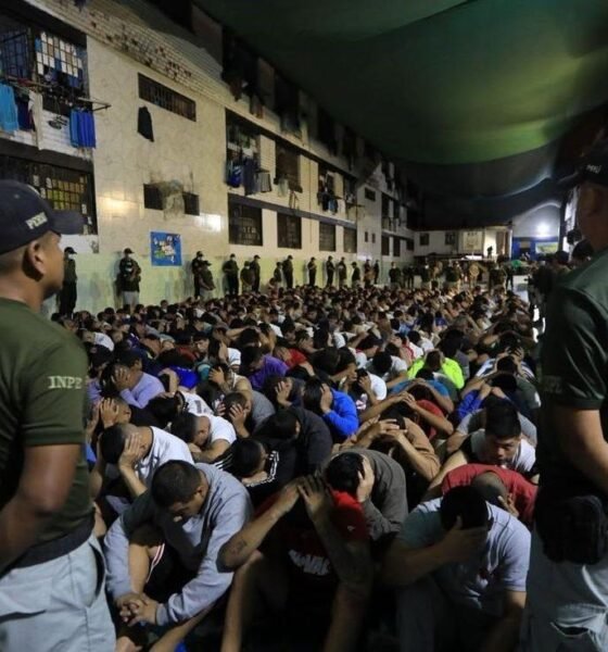 sobrepoblación cárceles Perú — Cientos de personas permanecen en un espacio reducido y sobrepoblado mientras agentes de seguridad vigilan el área. Foto de: La República
