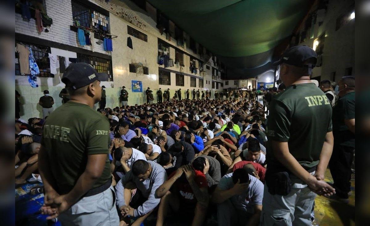 sobrepoblación cárceles Perú — Cientos de personas permanecen en un espacio reducido y sobrepoblado mientras agentes de seguridad vigilan el área. Foto de: La República