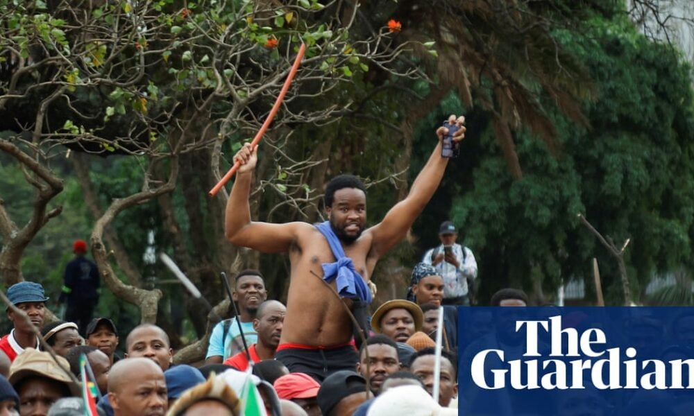 manifestaciones antiinmigrantes programadas — Una multitud de personas con banderas de Sudáfrica se reúne en un espacio público. Foto de: The Guardian