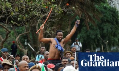 manifestaciones antiinmigrantes programadas — Una multitud de personas con banderas de Sudáfrica se reúne en un espacio público. Foto de: The Guardian