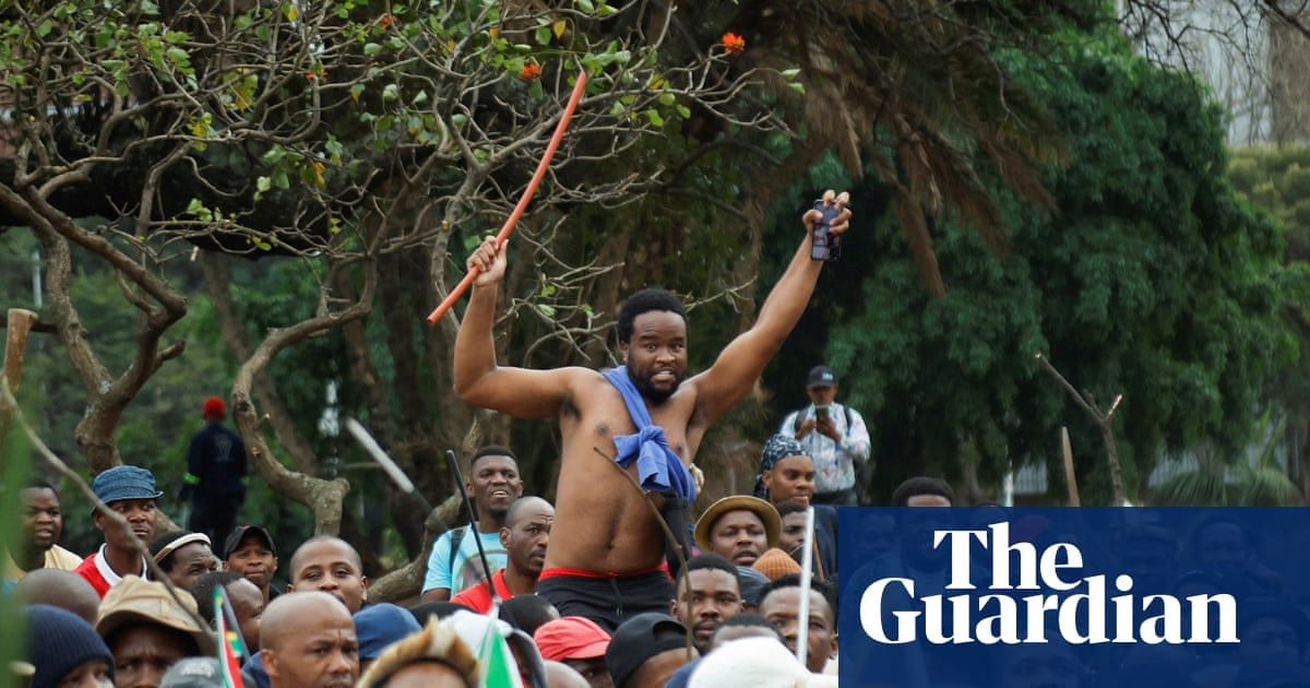 manifestaciones antiinmigrantes programadas — Una multitud de personas con banderas de Sudáfrica se reúne en un espacio público. Foto de: The Guardian
