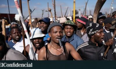 violencia xenofoba — Manifestantes en Sudáfrica portan palos y otros objetos durante una protesta que exige la deportación de inmigrantes indocumentados. Foto de: Reuters/Ihsaan Haffejee