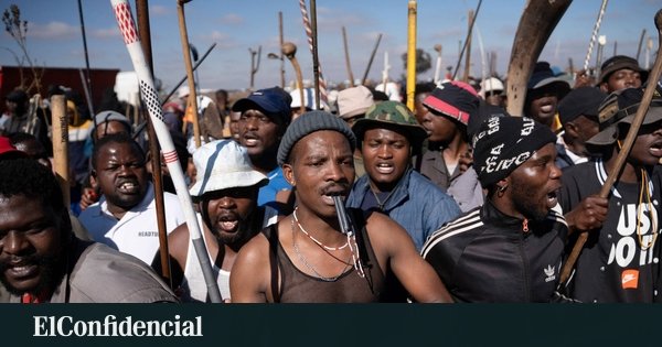 violencia xenofoba — Manifestantes en Sudáfrica portan palos y otros objetos durante una protesta que exige la deportación de inmigrantes indocumentados. Foto de: Reuters/Ihsaan Haffejee