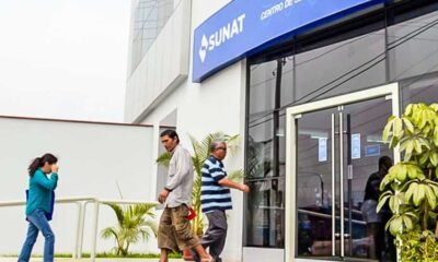 SUNAT actualiza datos — Contribuyentes acuden a un centro de atención de la Sunat para realizar trámites y actualizar sus datos personales. Foto de: El Peruano