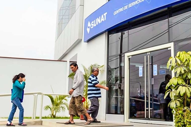 SUNAT actualiza datos — Contribuyentes acuden a un centro de atención de la Sunat para realizar trámites y actualizar sus datos personales. Foto de: El Peruano