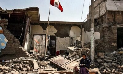 sismo magnitud 8.8 — Una mujer camina entre los escombros de una vivienda dañada tras un sismo en Perú. Foto de: Exitosa Noticias