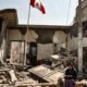 sismo magnitud 8.8 — Una mujer camina entre los escombros de una vivienda dañada tras un sismo en Perú. Foto de: Exitosa Noticias