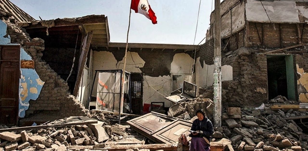 sismo magnitud 8.8 — Una mujer camina entre los escombros de una vivienda dañada tras un sismo en Perú. Foto de: Exitosa Noticias
