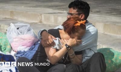 Terremotos recientes golpean — Personas se abrazan y lloran en las calles de Caracas tras los daños causados por los recientes terremotos. Foto de: EPA