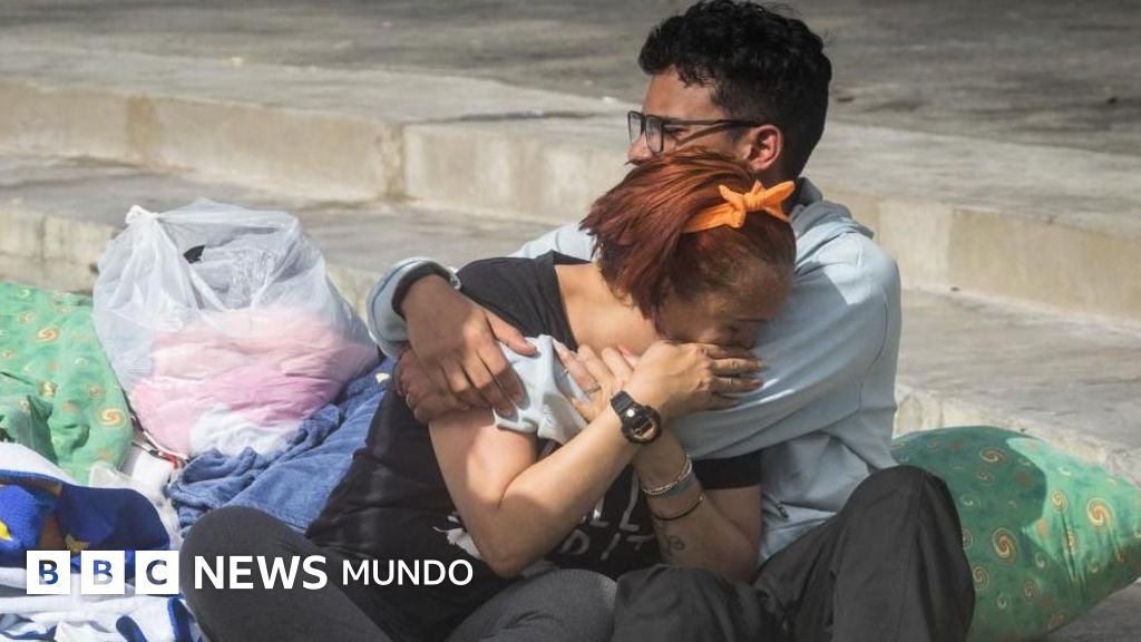 Terremotos recientes golpean — Personas se abrazan y lloran en las calles de Caracas tras los daños causados por los recientes terremotos. Foto de: EPA