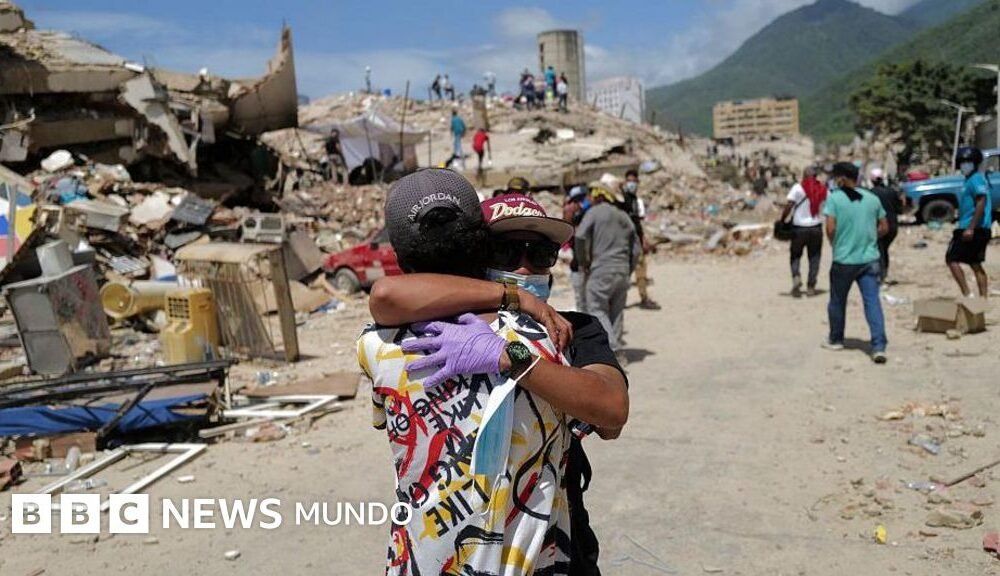 crisis humanitaria — Una persona abraza a otra entre los escombros tras los terremotos que causaron graves daños en La Guaira, Venezuela. Foto de: Getty Images