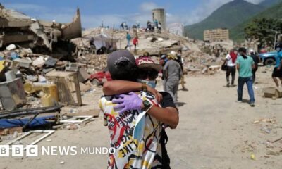 crisis humanitaria — Una persona abraza a otra entre los escombros tras los terremotos que causaron graves daños en La Guaira, Venezuela. Foto de: Getty Images