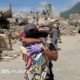 crisis humanitaria — Una persona abraza a otra entre los escombros tras los terremotos que causaron graves daños en La Guaira, Venezuela. Foto de: Getty Images