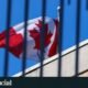 La bandera de Canadá ondea tras un tiroteo en Montreal que dejó tres muertos, incluido un oficial de policía. Foto de: EFE