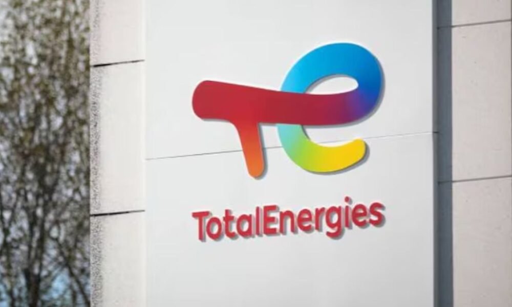 sector renovable — Logotipo de la empresa TotalEnergies en una pared blanca. Foto de: Gestión