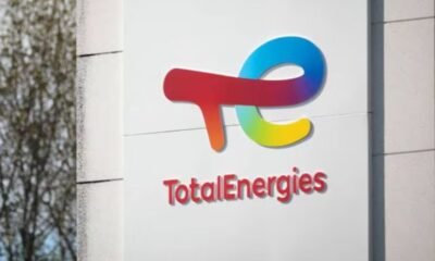 sector renovable — Logotipo de la empresa TotalEnergies en una pared blanca. Foto de: Gestión