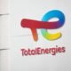 sector renovable — Logotipo de la empresa TotalEnergies en una pared blanca. Foto de: Gestión