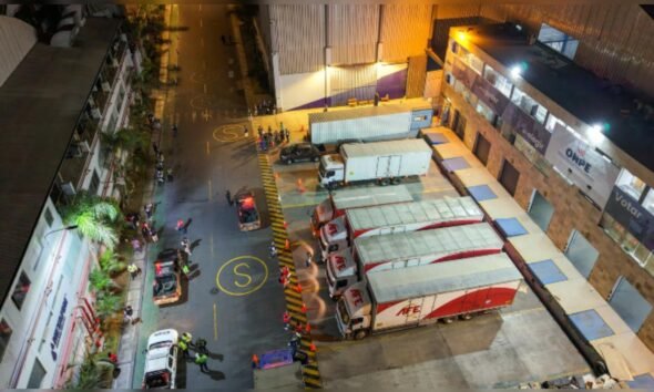 traslado material electoral ONPE — ONPE realiza el traslado de material electoral en Lima, movilizando vehículos y personal hacia los locales de votación. Foto de: La República