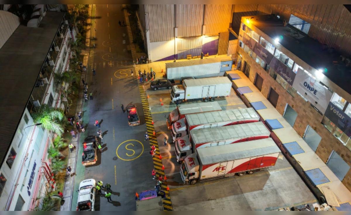 traslado material electoral ONPE — ONPE realiza el traslado de material electoral en Lima, movilizando vehículos y personal hacia los locales de votación. Foto de: La República