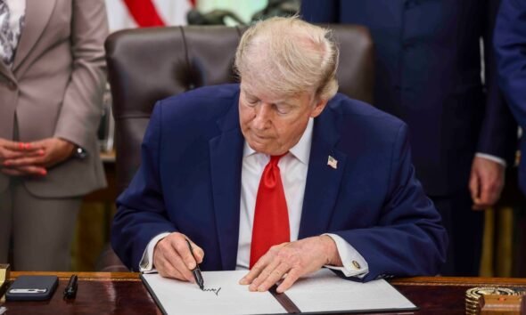 tregua Irán — Donald Trump en el Despacho Oval, donde prevé la firma de una tregua con Irán y la apertura del Estrecho de Ormuz. Foto de: ZUMA vía Europa Press