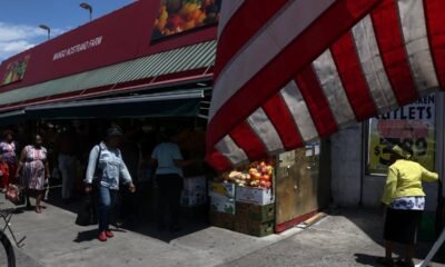 protección migratoria haitianos — Comercios en el barrio de Little Haiti en Brooklyn, donde la comunidad haitiana se ve afectada por las incertidumbres del estatus migratorio. Foto de: Shannon Stapleton (REUTERS
