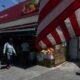 protección migratoria haitianos — Comercios en el barrio de Little Haiti en Brooklyn, donde la comunidad haitiana se ve afectada por las incertidumbres del estatus migratorio. Foto de: Shannon Stapleton (REUTERS
