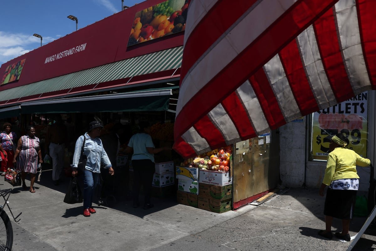 protección migratoria haitianos — Comercios en el barrio de Little Haiti en Brooklyn, donde la comunidad haitiana se ve afectada por las incertidumbres del estatus migratorio. Foto de: Shannon Stapleton (REUTERS