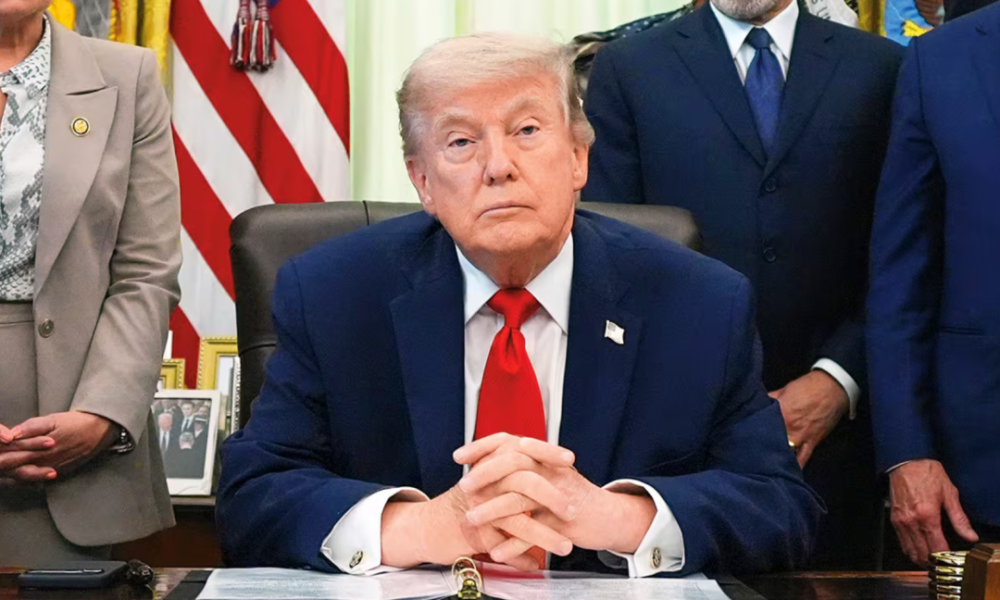 Donald Trump se muestra en una oficina oficial mientras advierte a Irán sobre las consecuencias de obtener armas nucleares. Foto de: Perú21