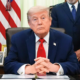 Donald Trump se muestra en una oficina oficial mientras advierte a Irán sobre las consecuencias de obtener armas nucleares. Foto de: Perú21