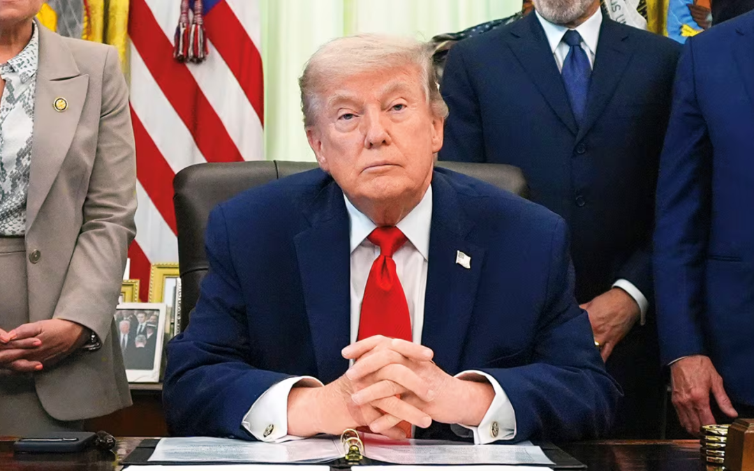 Donald Trump se muestra en una oficina oficial mientras advierte a Irán sobre las consecuencias de obtener armas nucleares. Foto de: Perú21