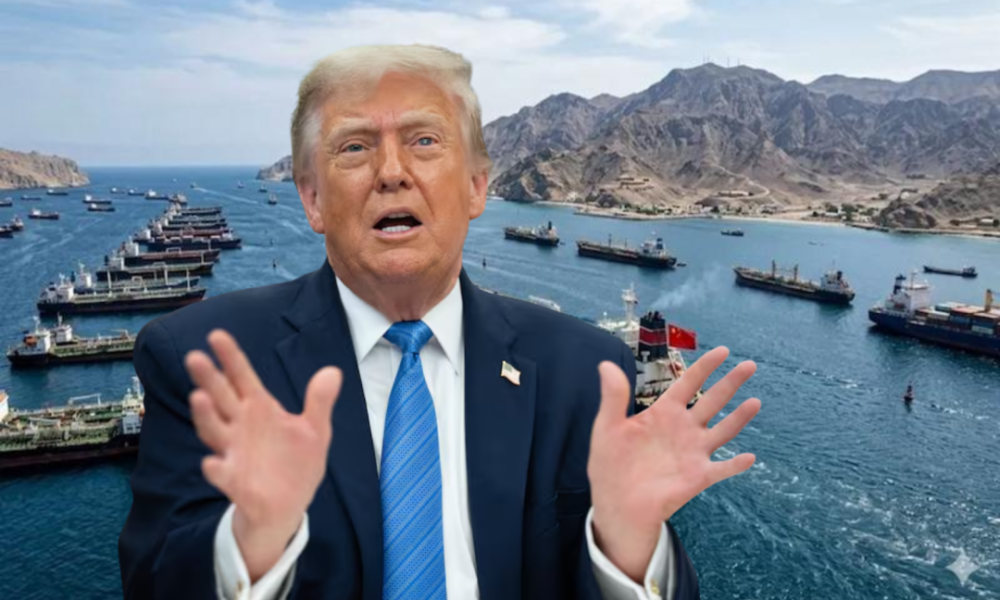 Trump apertura estrecho — Donald Trump se expresa ante un fondo que muestra una gran cantidad de buques en una zona costera. Foto de: Perú21
